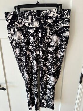 Livi Active Black & White Marble Print High-Waist Leggings